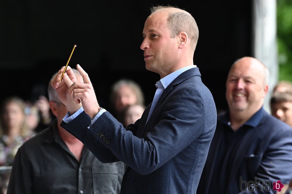 El Príncipe Guillermo dirigiendo una orquesta en su visita a Gales por el Jubileo de Platino