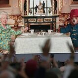 La Reina Isabel y Paddington tomando el té en un sketch para el concierto del Jubileo de Platino