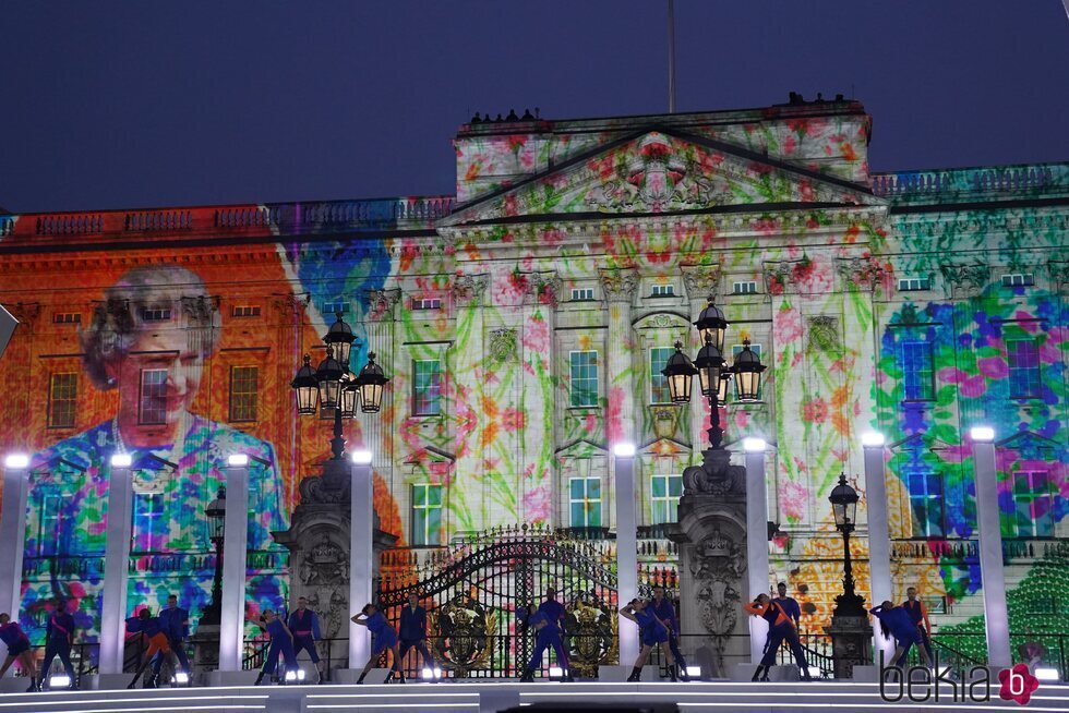 Una imagen de la Reina Isabel proyectada en Buckingham Palace en el concierto del Jubileo de Platino