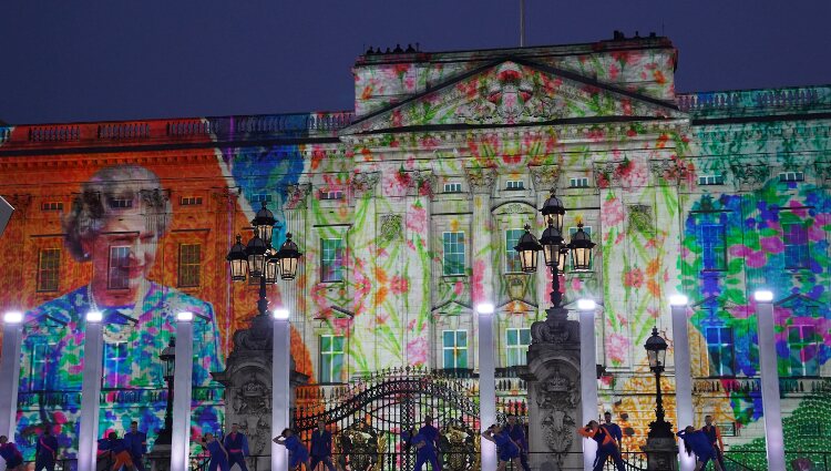 Una imagen de la Reina Isabel proyectada en Buckingham Palace en el concierto del Jubileo de Platino