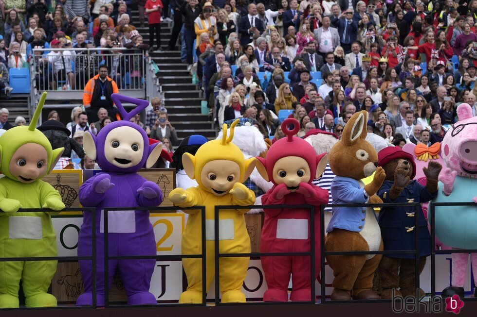 Los Teletubbies y Paddington en el Desfile por el Jubileo de Platino