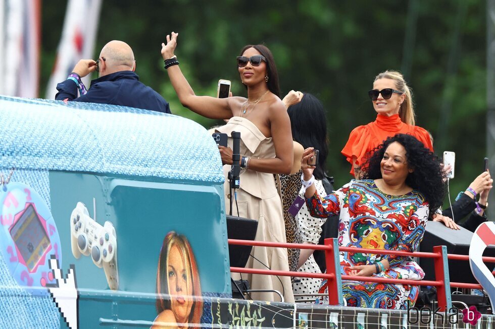 Naomi Campbell en el Desfile del Jubileo de Platino