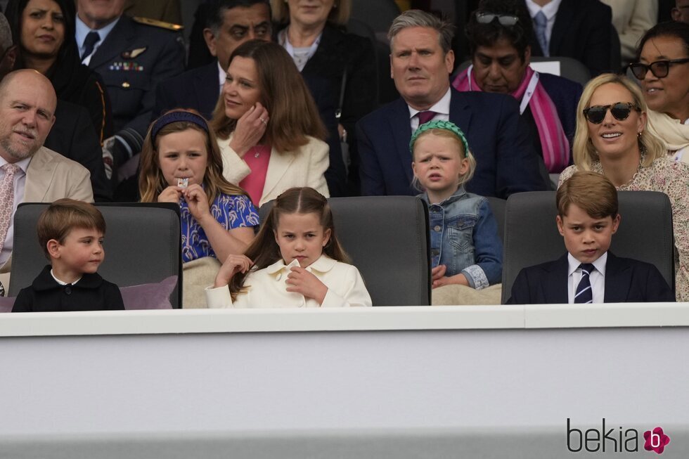 El Príncipe Luis, la Princesa Carlota, el Príncipe Jorge, Zara Philips y Mike Tindall y sus hijas Mia y Lena en el Desfile del Jubileo de Platino