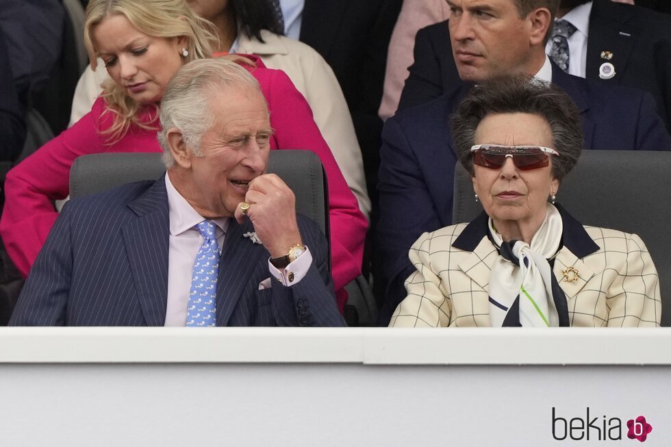 El Príncipe Carlos y la Princesa Ana en el Desfile del Jubileo de Platino