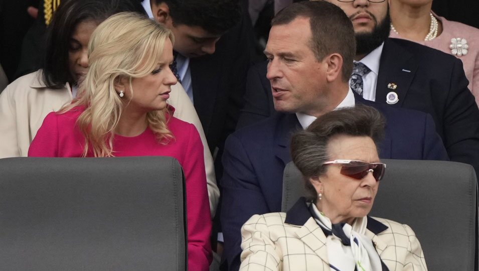 Princesa Ana, Peter Phillips y Lindsay Wallace en el Desfile del Jubileo de Platino