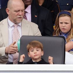 El Príncipe Luis, Mike Tindall y Mia Tindall en el Desfile del Jubileo de Platino