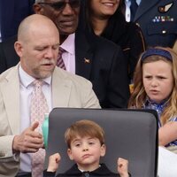 El Príncipe Luis, Mike Tindall y Mia Tindall en el Desfile del Jubileo de Platino