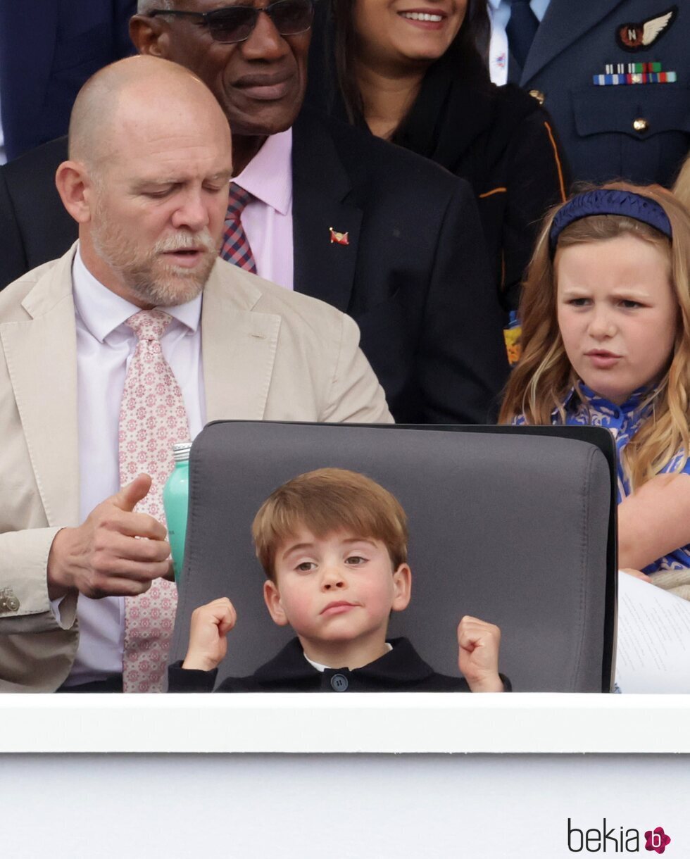 El Príncipe Luis, Mike Tindall y Mia Tindall en el Desfile del Jubileo de Platino