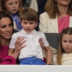 Kate Middleton, el Príncipe Luis y la Princesa Carlota en el Desfile del Jubileo de Platino