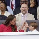 El Príncipe Luis haciendo burla a Kate Middlton en el Desfile del Jubileo de Platino