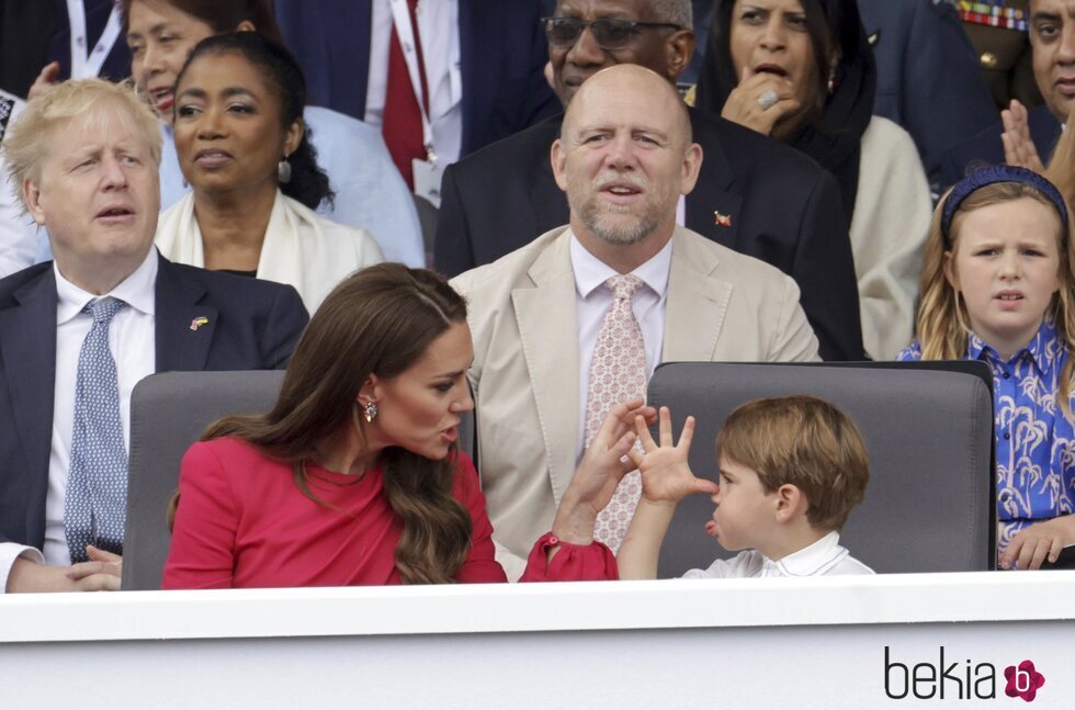 El Príncipe Luis haciendo burla a Kate Middlton en el Desfile del Jubileo de Platino