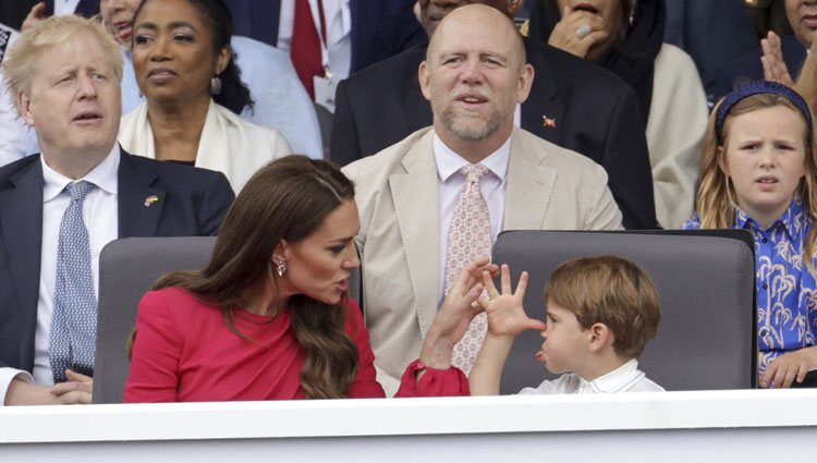 El Príncipe Luis haciendo burla a Kate Middlton en el Desfile del Jubileo de Platino