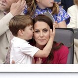 El Príncipe Luis dando un beso a Kate Middleton en el Desfile del Jubileo de Platino