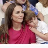 El Príncipe Luis, muy cariñoso con Kate Middleton en el Desfile del Jubileo de Platino