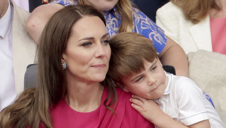 El Príncipe Luis, muy cariñoso con Kate Middleton en el Desfile del Jubileo de Platino