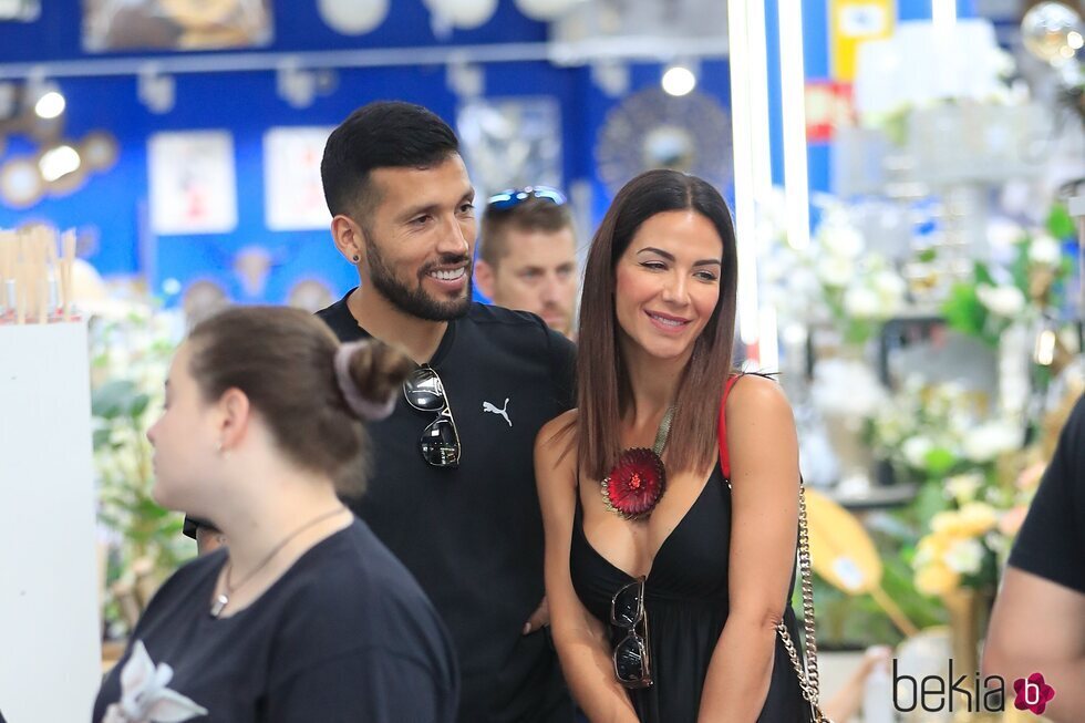 Tamara Gorro y Ezequiel Garay de compras