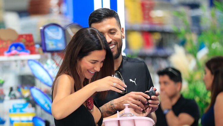 Tamara Gorro y Ezequiel Garay, muy cómplices de compras