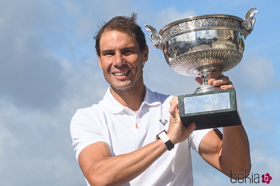 Rafa Nadal con su trofeo tras ganar Roland Garros 2022