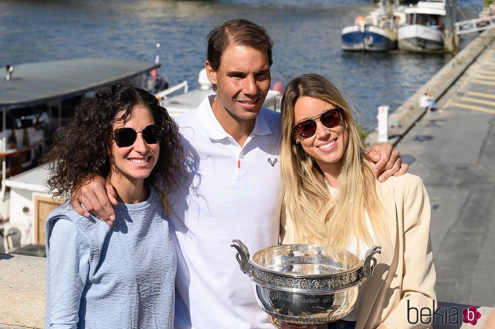 Rafa Nadal, con su mujer Xisca Perelló y su hermana tras ganar el torneo Roland Garros 2022