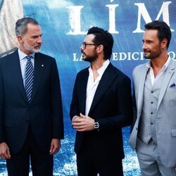 El Rey Felipe con Álvaro Morte y Rodrigo Santoro en el photocall de 'Sin límites'