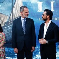 El Rey Felipe con Álvaro Morte y Rodrigo Santoro en el photocall de 'Sin límites'