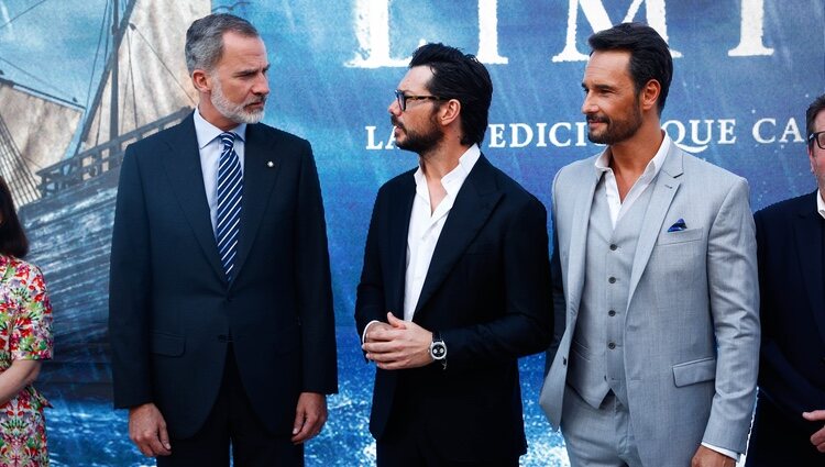 El Rey Felipe con Álvaro Morte y Rodrigo Santoro en el photocall de 'Sin límites'