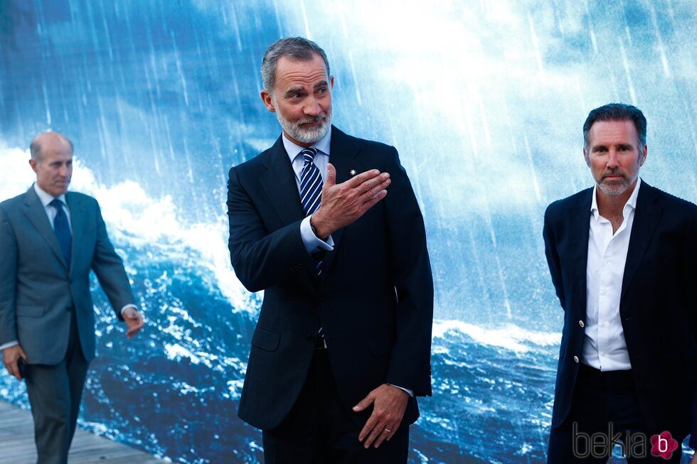 El Rey Felipe posa por primera vez en un photocall de una serie