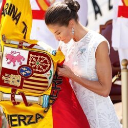 La Reina Letizia besando la bandera en la entrega de la Bandera Nacional a la Fuerza de Guerra Naval Especial