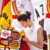 La Reina Letizia besando la bandera en la entrega de la Bandera Nacional a la Fuerza de Guerra Naval Especial