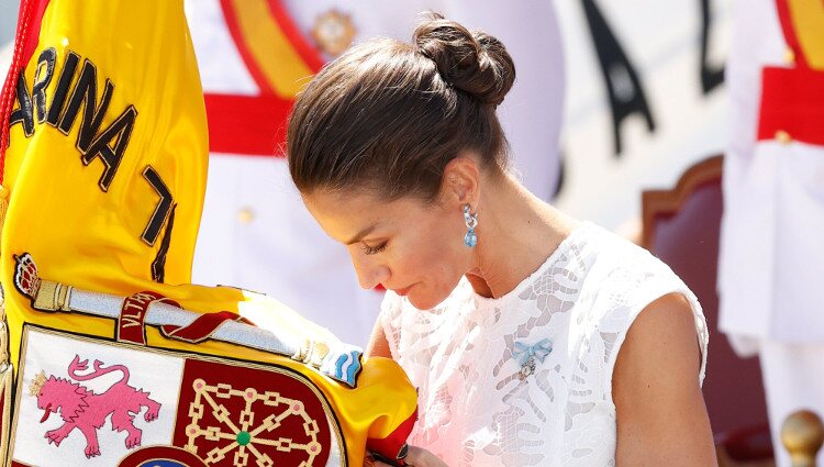 La Reina Letizia besando la bandera en la entrega de la Bandera Nacional a la Fuerza de Guerra Naval Especial