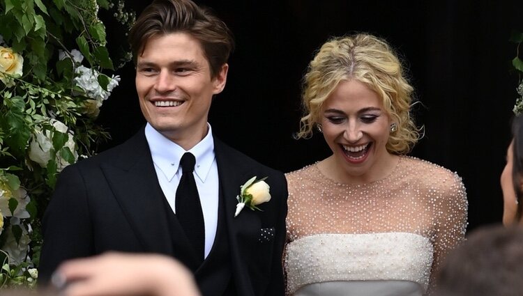 Pixie Lott y Oliver Cheshire saliendo de la catedral tras su boda