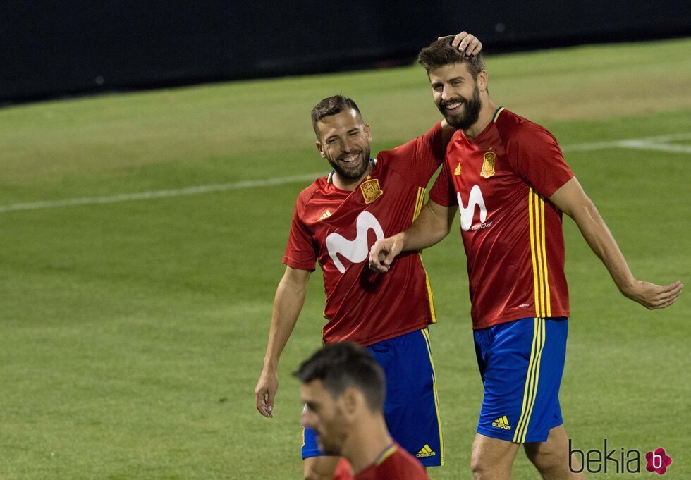 Gerard Piqué y Jordi Alba jugando en el Selección Española de Fútbol