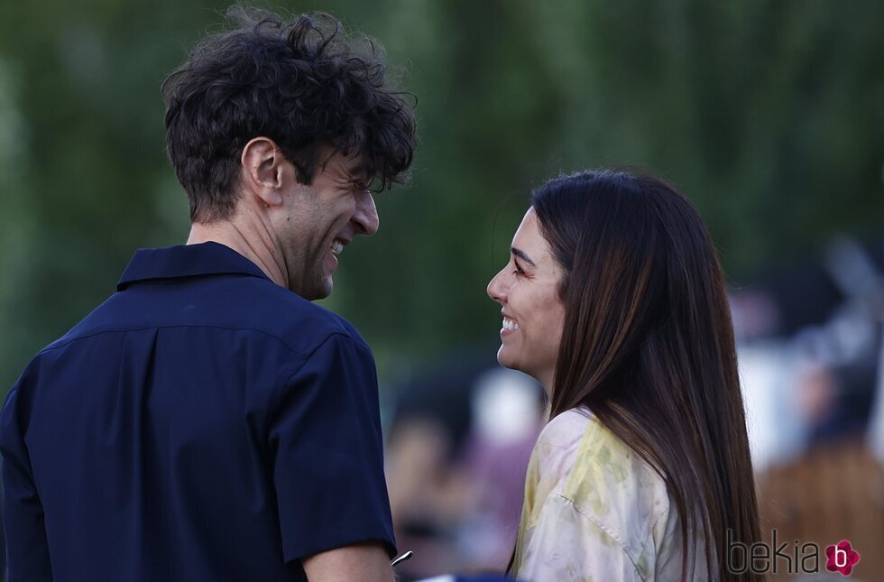 Blanca Suárez y Javier Rey mirándose en el concierto de Love of Lesbian