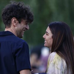 Blanca Suárez y Javier Rey mirándose en el concierto de Love of Lesbian