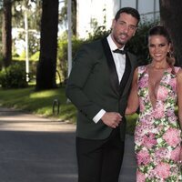 Marta López y su novio en la boda de Fani Carbajo y Christofer