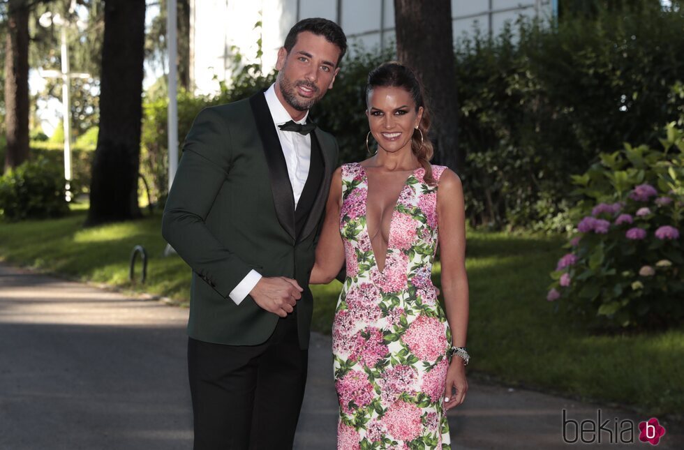 Marta López y su novio en la boda de Fani Carbajo y Christofer