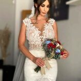 Fani Carbajo, vestida de novia sujetando su ramo de flores