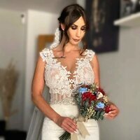 Fani Carbajo, vestida de novia sujetando su ramo de flores