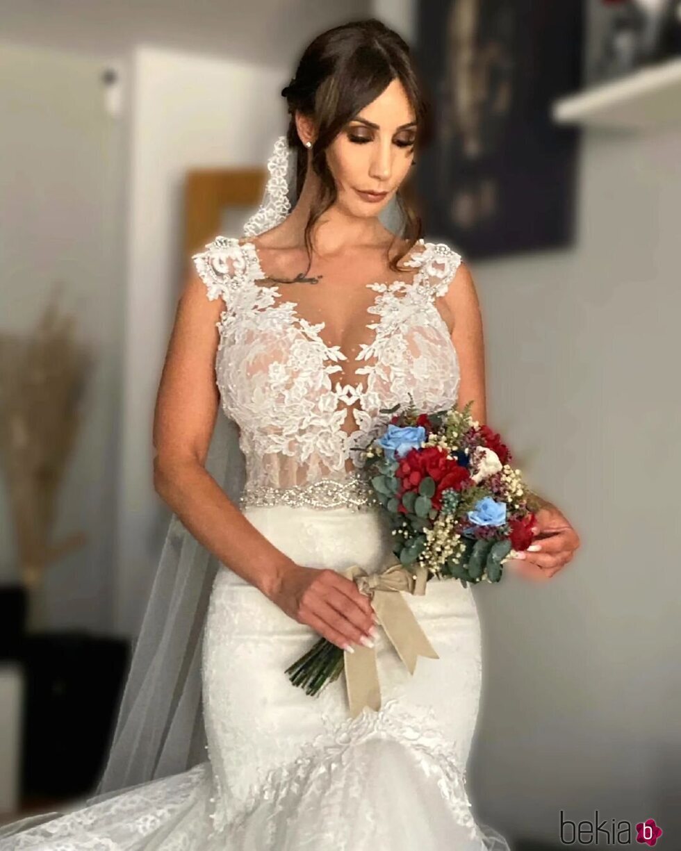 Fani Carbajo, vestida de novia sujetando su ramo de flores