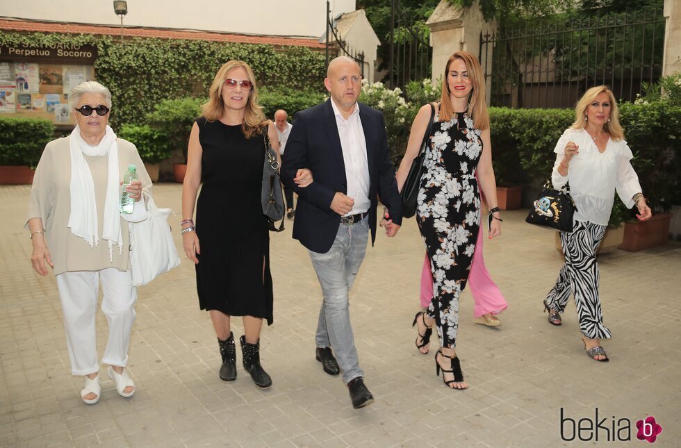 Lola Herrera, Belén Rodríguez, Gustavo y mujer y Rosa Benito en el funeral en memoria de Jesús Mariñas