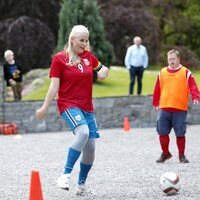 Mette-Marit de Noruega jugando al fútbol en el partido amistoso entre el Vivil IL y el Skaugum United