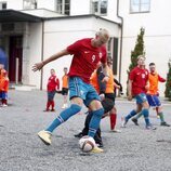 Haaland jugando al fútbol en el partido amistoso entre el Vivil IL y el Skaugum United