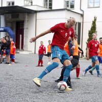 Haaland jugando al fútbol en el partido amistoso entre el Vivil IL y el Skaugum United