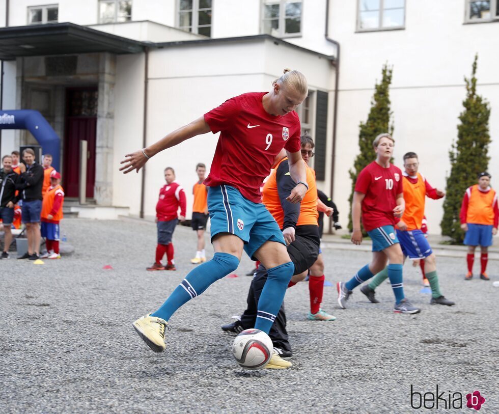 Haaland jugando al fútbol en el partido amistoso entre el Vivil IL y el Skaugum United