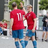 Haakon de Noruega y Sverre Magnus de Noruega en el partido amistoso entre el Vivil IL y el Skaugum United