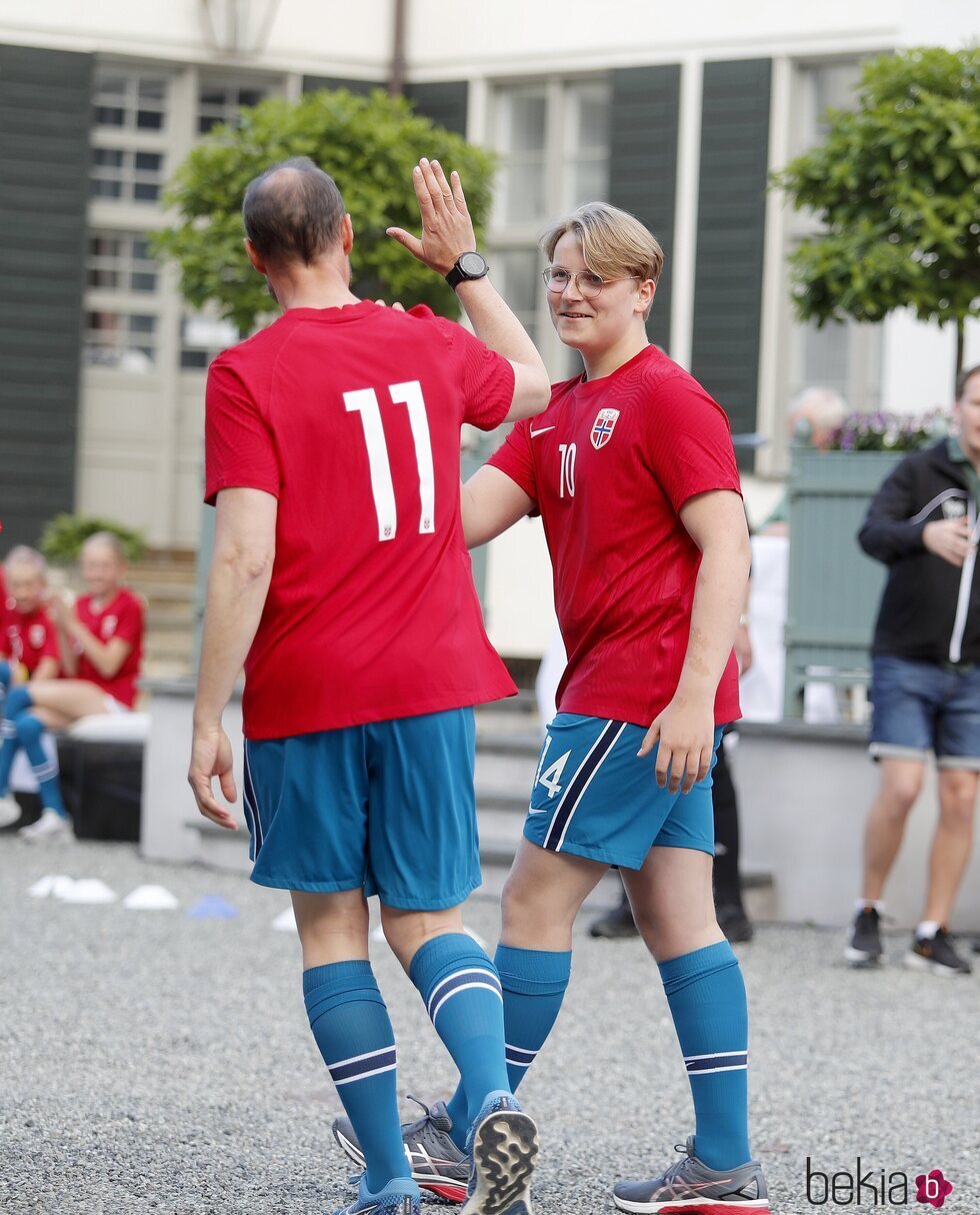 Haakon de Noruega y Sverre Magnus de Noruega en el partido amistoso entre el Vivil IL y el Skaugum United