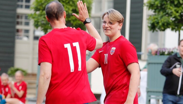 Haakon de Noruega y Sverre Magnus de Noruega en el partido amistoso entre el Vivil IL y el Skaugum United