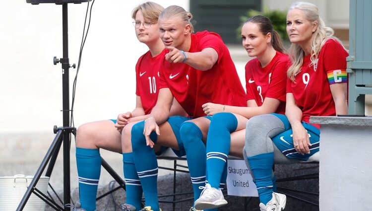 Haaland, Mette-Marit de Noruega y sus hijos Ingrid Alexandra y Sverre Magnus de Noruega en el partido amistoso entre el Vivil IL y el Skaugum United