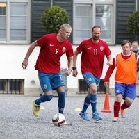 Haaland y Haakon de Noruega jugando al fútbol en el partido amistoso entre el Vivil IL y el Skaugum United