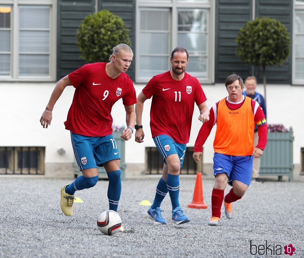 Haaland y Haakon de Noruega jugando al fútbol en el partido amistoso entre el Vivil IL y el Skaugum United